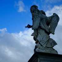 Angels by the Tiber – Rome’s Silent Guardians 😇🌉