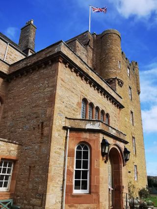 🍁 ฤดูใบไม้ร่วงที่ปราสาทและสวนเมย์ – พักผ่อนริมทะเลแบบราชวงศ์ 🏰🌿