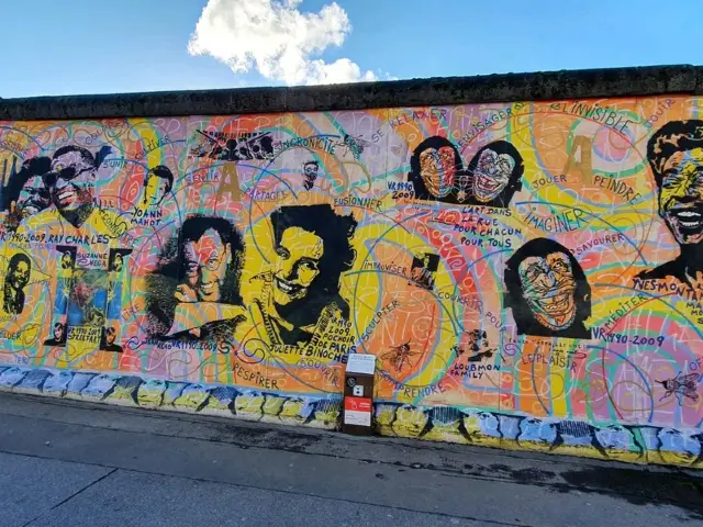 The Berlin Wall: History Written in Stone 🧱💔