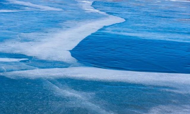 冬季的木格措：藍冰的誘惑