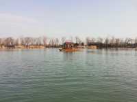 颍州西湖位於安徽省阜陽市，是一處集山水、人文、歷史於一體的旅遊勝地