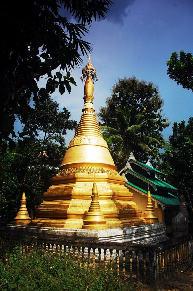 在Rakhine寺廟安靜的避雨，與水燈節的擦肩而過