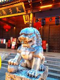南京夫子庙位於秦淮河畔，是祭祀我國古代著名的思想家、教育家孔子的庙宇