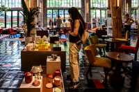 打卡Fotografiska影像藝術中心的年輕人