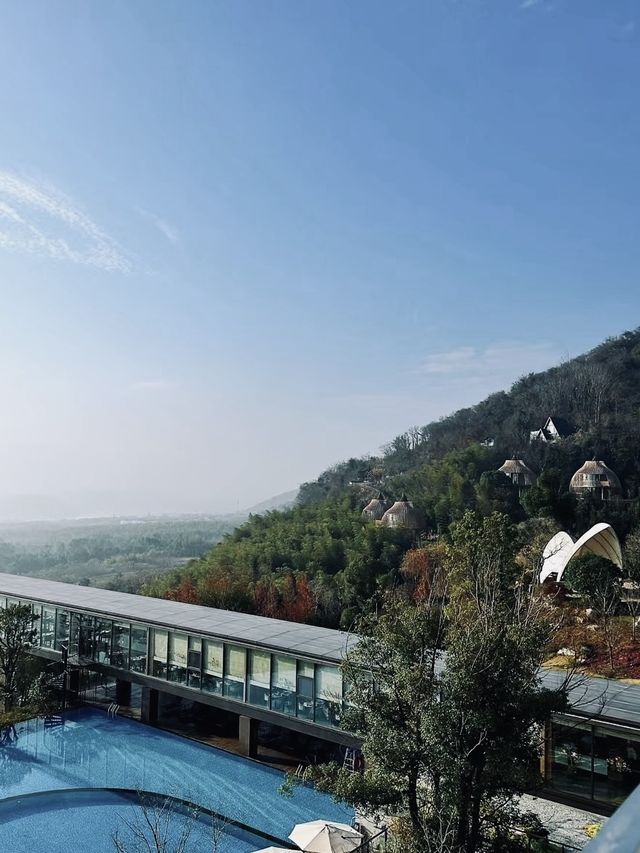 揽雲谷係一間位於宜興懸崖上嘅高端野奢度假酒店。