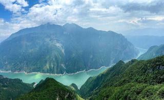 보름달이 산 도시를 비춥니다. 중추절 기간 동안 충칭에서 자가 운전 투어를 떠나보세요. 마법 같은 안개 도시를 탐험하는 3일 2박 여행입니다.