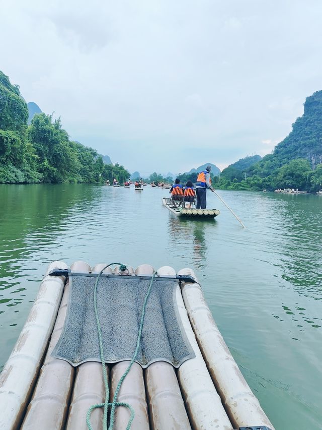 阳朔縣是中國廣西壯族自治區桂林市轄下的縣，位於漓江西岸，距離桂林市區65公里。阳朔以其獨特的自然風光而聞名,被譽為"桂林山水甲天下,阳朔堪稱甲桂林",這高度概括了阳朔自然風光在世界上所佔有的重要位置。阳朔的自然風光可以用四個詞形容:"山青、水秀、峰奇、洞巧"。