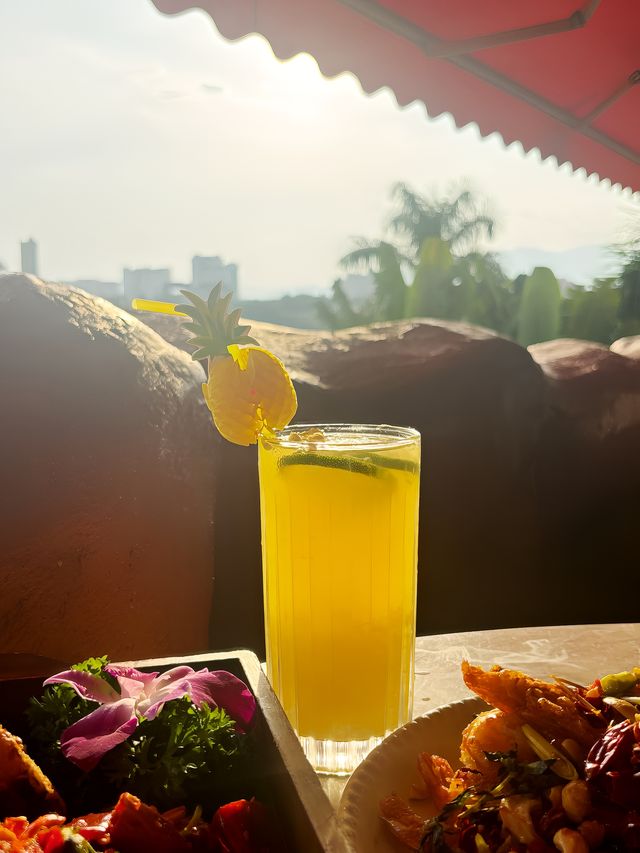 享受美食，欣賞霓虹江景，盡在湄南江景。