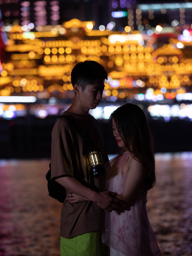 情侶可以在河邊這樣拍攝，真的氛圍感十足。