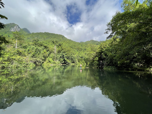 五彩繽紛的溶洞。