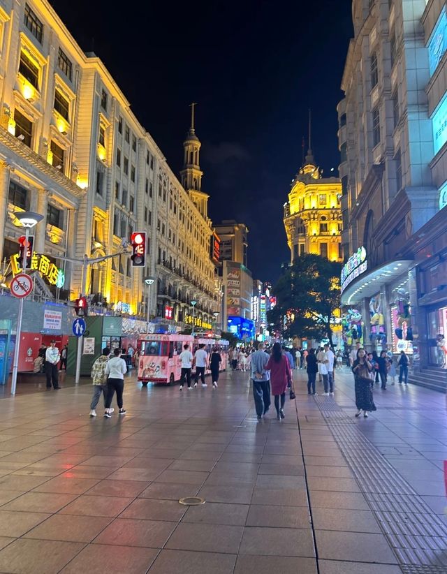 中國上海南京路步行街-繁華的購物地。