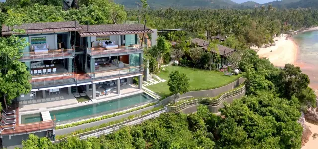 A glass villa on a cliff in Koh Samui. 