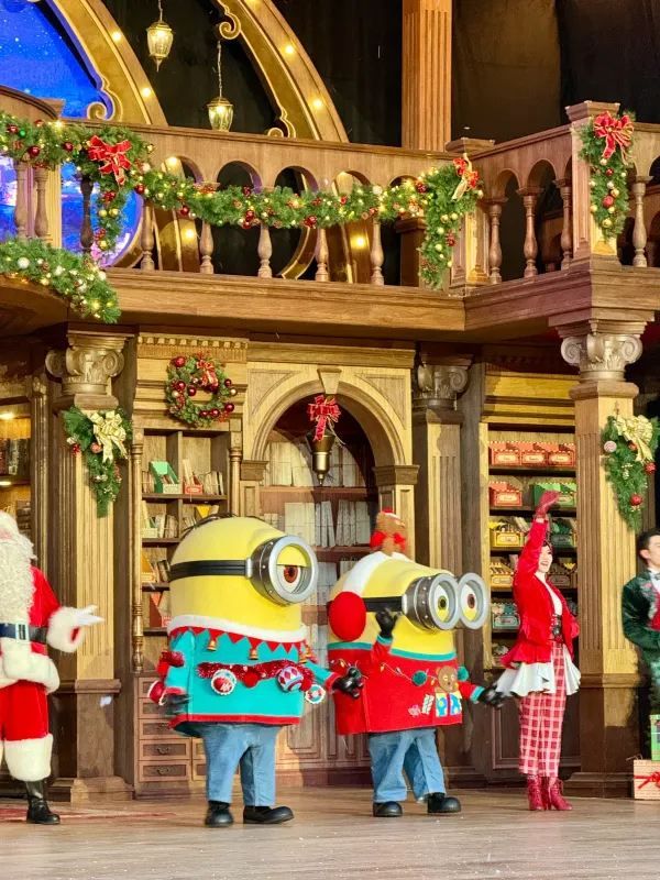 Ultimate Guide to Beijing Universal Studios' Christmas Season in December!