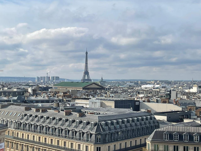 Walking in Paris 😎
