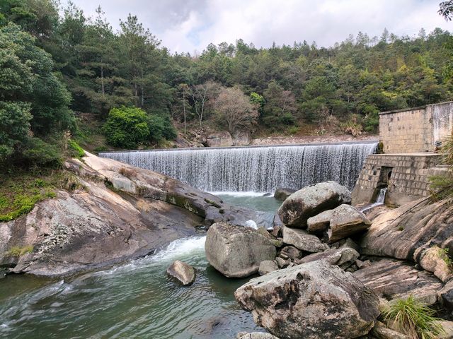 春季的九鯉飛瀑，美得不可方物