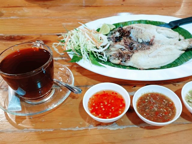 Phuket: A Culinary Tapestry Woven from the Sea and Spice