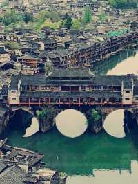 タイトル：中国・鳳凰古城の魅力を満喫！絶景と文化が詰まった旅ガイド​