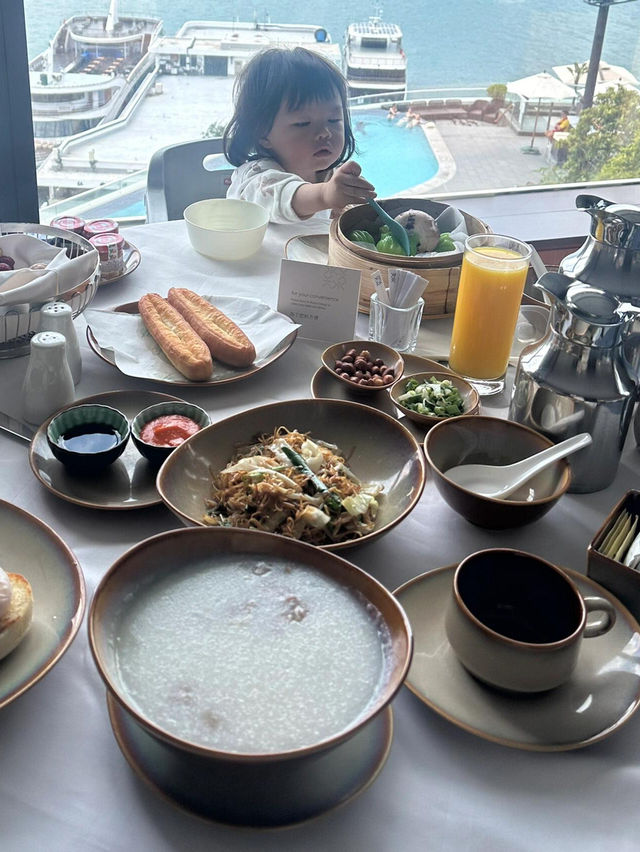 HK帶娃旅遊，最愛係呢間可以對住大海游泳嘅嘉里酒店，簡直係帶娃首選，住過返尋味！ 