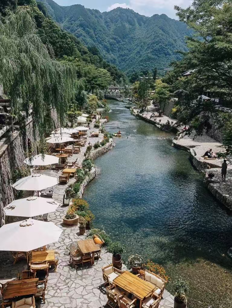 🌿8 Tempat Rahasia Menelusuri Sungai di Conghua, Guangzhou | Melarikan Diri dari Kota
Desa Xitou · Sumber Liuxi
"Rahasia Desa Terindah di Guangdong"
Sebagai salah satu dari tiga sumber Sungai Liuxi, aliran sungai di sini menawarkan air sebening kristal. Susuri anak tangga batu yang diapit bambu untuk menemukan ngarai tersembunyi dan danau yang tenang. Nasi bambu dan puding tahu di gang batu di pintu masuk desa adalah hidangan lezat yang wajib dicoba, dan disarankan untuk berangkat pagi-pagi sekali agar terhindar dari keramaian.
Desa Xiaxi · Jembatan Koridor Danfeng
"Hunian yang Indah dan Puitis di Segala Musim"
Jembatan kuno, air yang mengalir, dan rumpun bambu yang bergoyang menawarkan keteduhan di musim panas, sementara daun maple mewarnai sungai dengan warna merah tua di musim gugur. Kami merekomendasikan berkemah dan berpiknik di dekat jembatan beratap untuk merasakan ketenangan "jembatan kecil, air yang mengalir, dan rumah-rumah."
Desa Apoliu · Xianshuikeng
"Desa Langit Berbintang yang Terpencil"
Dikelilingi pegunungan yang hijau, desa ini menawarkan perairan Sungai Xianshuikeng yang jernih dan sejuk. Kupu-kupu liar dan rumpun bambu dapat terlihat di sepanjang jalan. Di malam hari, Bima Sakti dapat dilihat; wisma ini menyediakan penyewaan teleskop. Jalur Yinggu · Jalur Gletser Gutian
"Surga Pendaki untuk Menelusuri Sungai"
Dari Desa Ying ke Desa Gutian, Anda akan melintasi hutan dan ngarai purba, tempat gletser dan sungai saling bersilangan menciptakan lanskap alami. Disarankan untuk mendaki secara berkelompok. Seluruh rute sekitar 10 kilometer dan memakan waktu 5-6 jam.
Jalur Xingxi · Rahasia Laut Bambu
"Menelusuri Sungai Bersama Keluarga"
Pendakian dari Desa Dongxing ke Desa Xitou dikelilingi oleh hutan bambu, kebun jeruk, dan air terjun, menjadikannya tempat yang tepat bagi anak-anak untuk menikmati alam. Di akhir pendakian, di Desa Xitou, Anda dapat mencicipi anggur prem hijau segar.
Kota Lianma · Sungai Lianma
"Rahasia Sejuk Desa Kuno Berusia Ribuan Tahun"
Terletak di ujung paling utara Conghua, aliran sungai yang deras ini dinaungi hutan bambu. Jelajahi jalan resmi kuno dan kilang anggur di sepanjang aliran sungai. Disarankan untuk menginap di B&B di tepi sungai, agar Anda dapat tertidur diiringi kicauan serangga.
Taman Huanglongdai · Aliran Sungai yang Teduh
"Bar Oksigen Alami untuk Kaum Urban"
Aliran sungai di taman ini dinaungi pepohonan lebat, sempurna untuk menghindari teriknya musim panas. Anak-anak dapat bermain di perairan dangkal dan memancing; disarankan untuk membawa tikar piknik.

Kota Pengrajin Luodong, Desa Shangluo
"Perpaduan Puitis Sawah dan Aliran Sungai"
Sungai Luodong mengalir melintasi kota pengrajin ini. Di satu sisi, ladang gandum keemasan dan rumah-rumah bangsawan Lingnan yang kuno menanti; di sisi lain, gemericik air dan perairan dangkal menanti. Disarankan untuk berjalan-jalan sore, menikmati matahari terbenam yang memancarkan sinar terakhirnya di atas sawah dan sungai, menciptakan nuansa seperti melangkah ke dalam lukisan Monet. Tips: Lokakarya warisan budaya takbenda kota ini menawarkan kesempatan membuat kerajinan tangan, cocok untuk keluarga.
⚠️ [Tips Menelusuri Sungai]
1. Kenakan sepatu trekking antiselip dan bawa ransel tahan air.

2. Hindari hujan deras dan waspadai perubahan cuaca.

3. Bawalah sampah Anda untuk melindungi lingkungan.

4. Beberapa sungai liar tidak memiliki sinyal, jadi disarankan untuk bepergian berkelompok.
