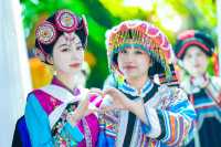 麗江古城直接化身民族文化大秀場！
