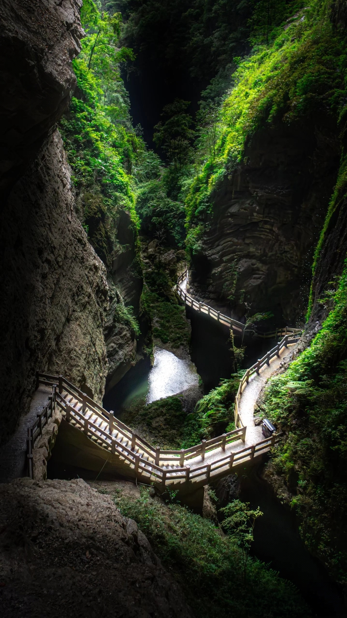 🏞️Wulong, Chongqing｜Surga Tersembunyi di Bawah Tanah! Panduan Jalan-jalan di Celah Bumi Longshui Gorge💦 Giok yang Jatuh ke Dunia! Celah bumi ini sangat indah sampai membuat terpesona‼️
Tersembunyi di negeri ajaib Wulong, air terjun + ngarai + jalan setapak = ruangan ber-AC alami~ Dari Three Natural Bridges, naik shuttle bus wisata, sampai di [Longshui Gorge Celah Bumi], yang terbentuk jutaan tahun lalu akibat aktivitas tektonik, merupakan pemandangan khas karst, ngarai sepanjang 5 km, kedalaman 200-500 meter, celah bumi Wulong terdiri dari tiga bagian: pintu masuk celah, terowongan tengah, dan celah keluar. Seluruh area wisata mengikuti jalan setapak di sepanjang ngarai. Jika daya tarik Three Natural Bridges adalah melihat ke atas, maka daya tarik celah bumi ini adalah “melihat ke bawah”; tebing hampir vertikal di kedua sisi ngarai seperti dipahat dengan kapak besar, sangat dalam dan sunyi, seolah naga akan muncul dari kabut; sepanjang perjalanan, pemandangan yang berbahaya dan berubah-ubah membuat takjub, saat melewati seluruh ngarai dan melihat cahaya matahari lagi, terasa seperti memasuki dunia lain, seperti memasuki negeri bunga persik.

📍Alamat: Desa Baiguo, Jalan Kabupaten 787, Kota Xianvshan, Distrik Wulong, Chongqing
⏰Jam buka:
Mei 8:30-17:00
Juni-Agustus 8:00-17:00
September-April 8:30-16:30
🎫Tiket: 85 yuan

🚶‍♀️Rute wajib kunjungi:
1️⃣ Air Terjun di Pintu Masuk
Begitu masuk langsung terpesona oleh air terjun setinggi 10 meter! Kabut air yang menyebar sangat menyegarkan
📸Tips: Berdiri di tengah tangga untuk foto panorama terbaik

2️⃣ Jalan Setapak Celah Bumi
Jalan setapak kayu gantung di tebing curam! Di bawah kaki mengalir sungai hijau jernih
⚠️Perhatian: Beberapa bagian jalan sempit, harus berjalan satu arah

3️⃣ Platform Pengamatan Three Natural Bridges
Saat sampai di bagian ngarai yang paling sempit, lihat ke atas! Tebing seperti terbelah oleh kapak raksasa
🌿Permainan tersembunyi: Cari anggrek liar di tebing

🍜Rekomendasi makanan:
Kentang panggang di pintu masuk sangat lezat! Renyah di luar, lembut di dalam, dengan bubuk cabai
Saat turun, wajib coba semangkuk daging kambing Wulong, kuah segar dan daging empuk sangat menghangatkan perut

💡Panduan menghindari masalah:
• Pakai sepatu anti selip! Beberapa batu berlumut
• Bawa jaket tipis, suhu di celah bumi 5-8℃ lebih dingin dari luar
• Saat musim air melimpah (Juni-Agustus), air terjun lebih spektakuler

📸Spot foto terbaik:
✔️Sudut jalan setapak untuk foto sungai dari atas
✔️Berdiri di jembatan rantai besi untuk foto ngarai vertikal
✔️Manfaatkan kabut air terjun untuk efek kabur yang indah