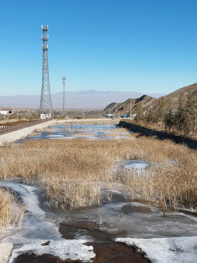 初冬的馬蹄寺，遠山微雪，不慌不忙爬樓去