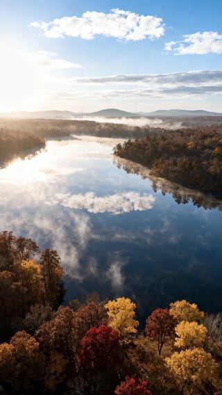 ทะเลสาบในฤดูใบไม้ร่วงเต็มไปด้วยเสน่ห์ เผยให้เห็นความงามอันเงียบสงบ ช่วงเวลาพักผ่อนบนเกาะเอเกรตช่วยเติมเต็มหัวใจ