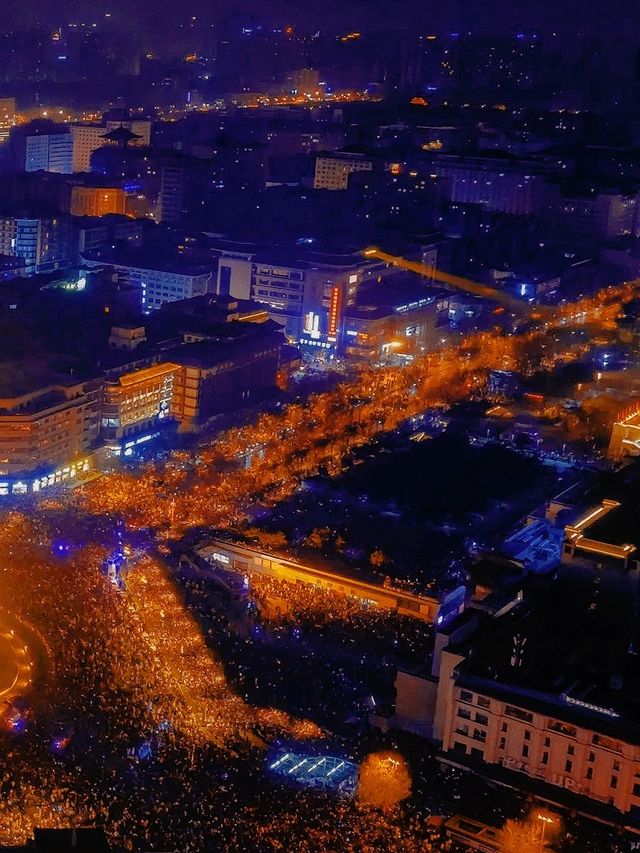 鐘樓下萬隻氣球雨+城牆燈展盛唐燈火裡撞進2026 鐘樓下萬隻氣球雨+城牆燈展盛唐燈火裡撞進2026