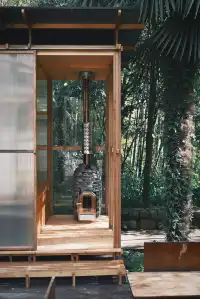 住進莫干山神仙民宿!森林裡藏著一間桑拿房