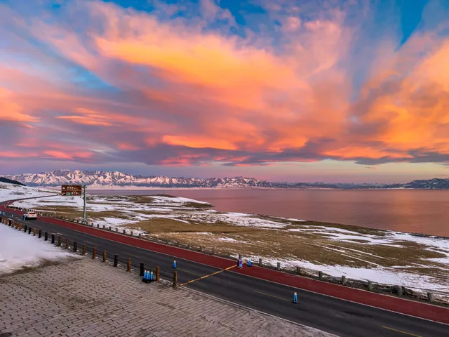 賽里木湖的絕美粉調日出 賽里木湖的絕美粉調日出