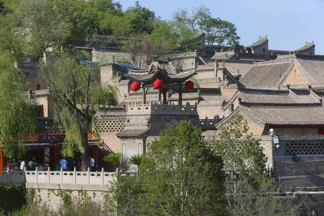 與有肝膽人共事,從無字句處讀書。 與有肝膽人共事,從無字句處讀書。