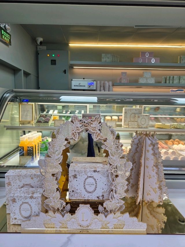 Ladurée в Shanghai Village: парижский шик в Шанхае Ladurée в Shanghai Village: парижский шик в Шанхае