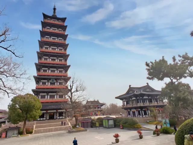 2-Day Tour in Yangzhou: Enjoy Flowers at Slender West Lake, View Rockeries at Ge Garden, and Taste Night Food at Dongguan Street