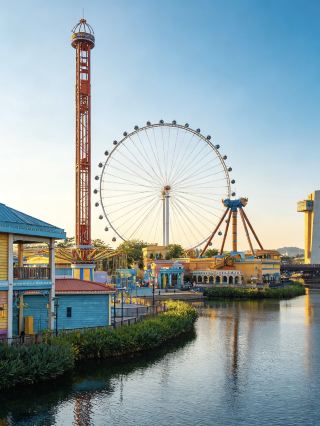 At Shunde OCT Harbour PLUS, I rode the 99-meter-tall Ferris wheel. As night fell, the Ferris wheel slowly ascended, like a miniature lighthouse guiding the way through the darkness.