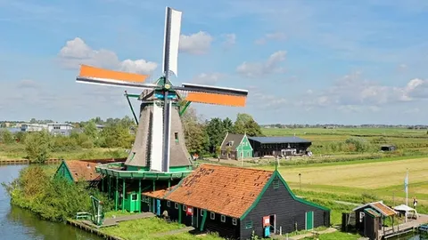 A classic day trip to a small town in northern Netherlands — traveler post in Marken