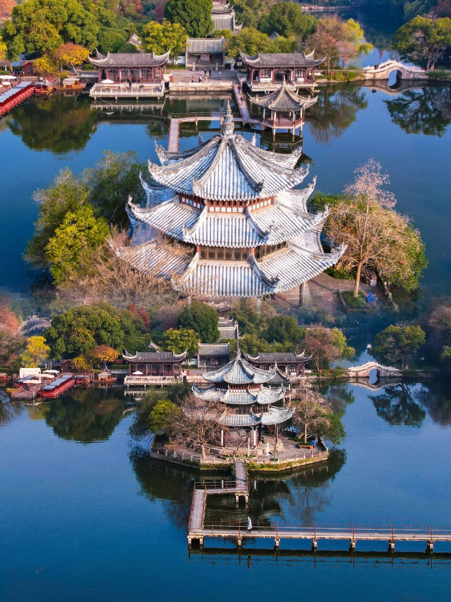 I thought Wuzhen was beautiful until I visited Linhai, this thousand-year-old prefectural city