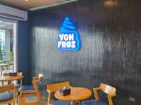 여러가지 토핑들이 기다리고 있는 요거트 아이스크림 YOH FROZ