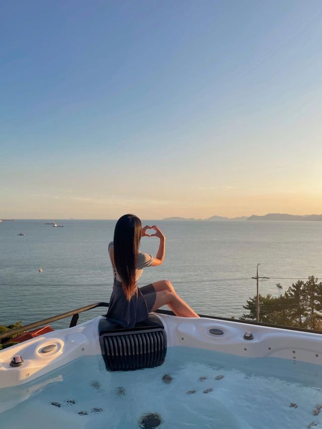 황금빛 노을과 황금빛윤슬을 볼 수 있는 루프탑 스파!!