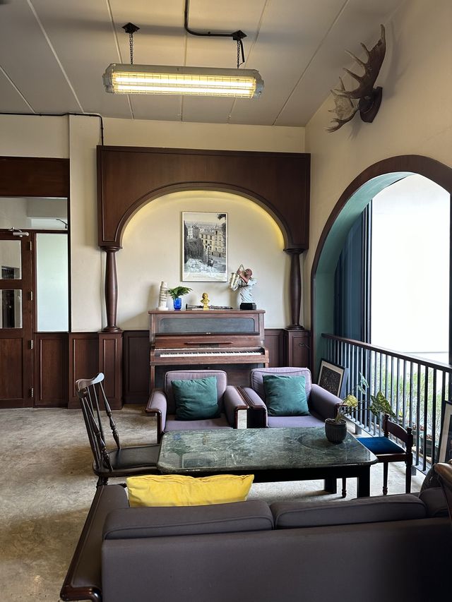 233 Poshtel คาเฟ่ บาร์ และที่พัก