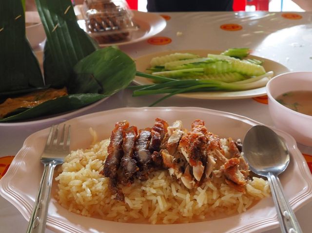 ข้าวมันไก่ต้นโพธิ์ ทางผ่านห้ามพลาด 