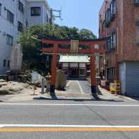 淡路島の岩楠神社（いわくすじんじゃ）洞窟のある隠れたように建つ神社