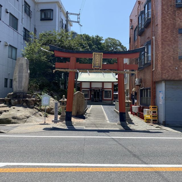 淡路島の岩楠神社（いわくすじんじゃ）洞窟のある隠れたように建つ神社