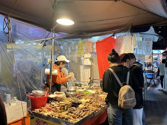 เดินตลาดนัดกลางคืน RAOHE Night Market