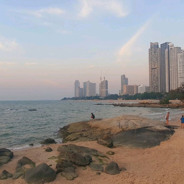 ชมพระอาทิตย์ตกที่หาดลับพัทยา
