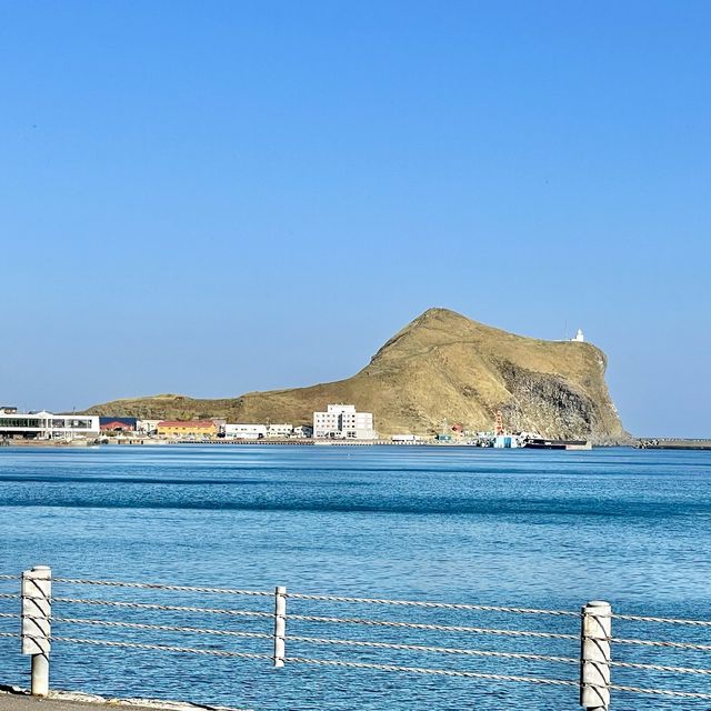 ペシ岬と道路沿いの一面の紅葉が絶景の鴛泊