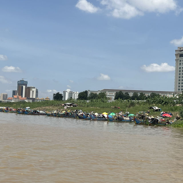 Enjoy sailing along Tonle Sap Lake