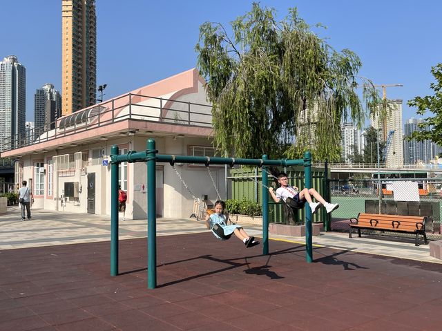 車來車往交通迴旋處旁邊嘅一個硬地足球場