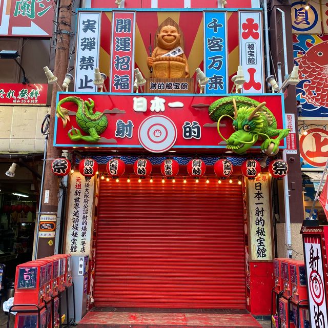 大阪観光スポット！道頓堀のえびす橋から続く道には派手なおもしろ看板が！めっちゃ元気でます