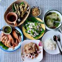 ร้านอาหารพื้นถิ่น ที่คนเกาะช้างแท้ๆกิน ฟินริมทะเล