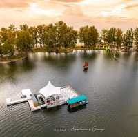ร้านอาหารกลางน้ำ หน้าหาดบางเทาในโรงแรมหรู